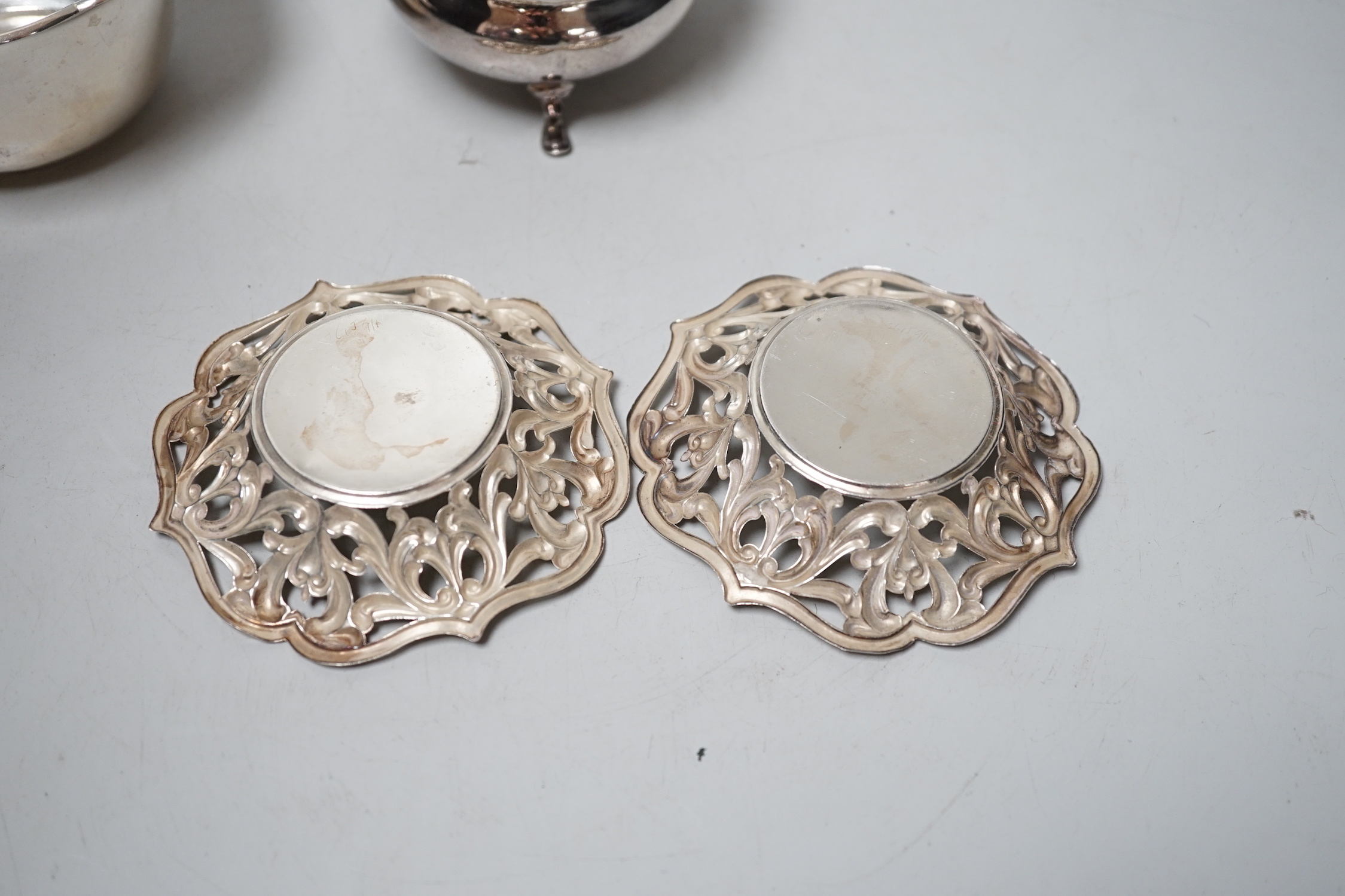 A pair of silver bon bon dishes, a milk jug an a sugar bowl, 9.6oz.